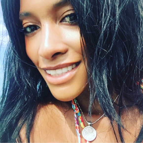 Meet your Posher, Alicia - Picture 2 of 2